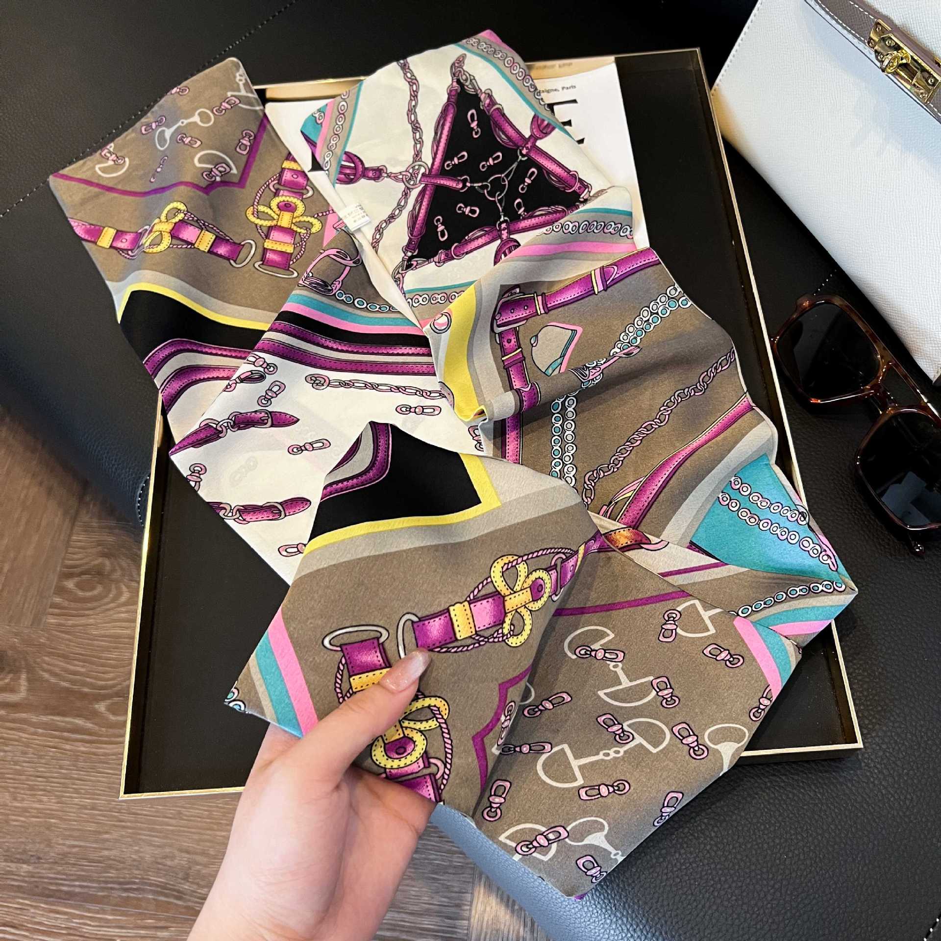 Nueva bufanda de seda pequeña banda larga estrecha para el cabello mujer estilo primavera y otoño moda madre bufanda estilo verano estilo fino serpentina bufanda al por mayor