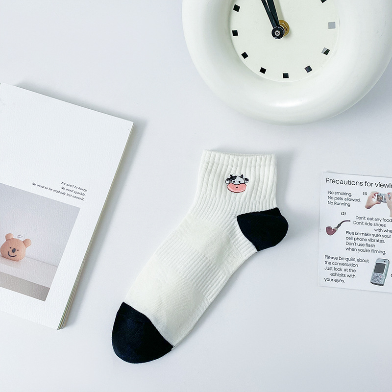 Calcetines de mujer de verano delgado algodón anti-bollar calcetines lindas vacas bordadas calcetines de mujer Zhuhai al por mayor