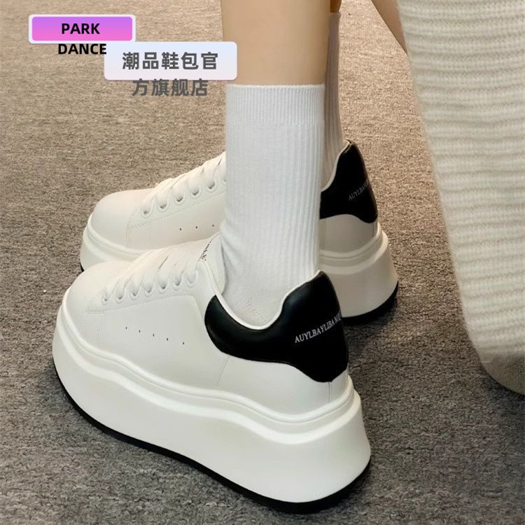 Gu Balun McQueen zapatos blancos para mujeres 2024 primavera nuevos zapatos deportivos de suela gruesa muffin zapatos de skate de tamaño pequeño