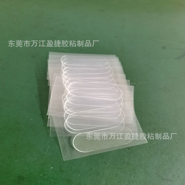 爆発的な透明な水洗いを繰り返し使用して、ゴムを貼って風を吹いて耳を張って甘やかされた耳のサポート器の耳を貼っています。|undefined