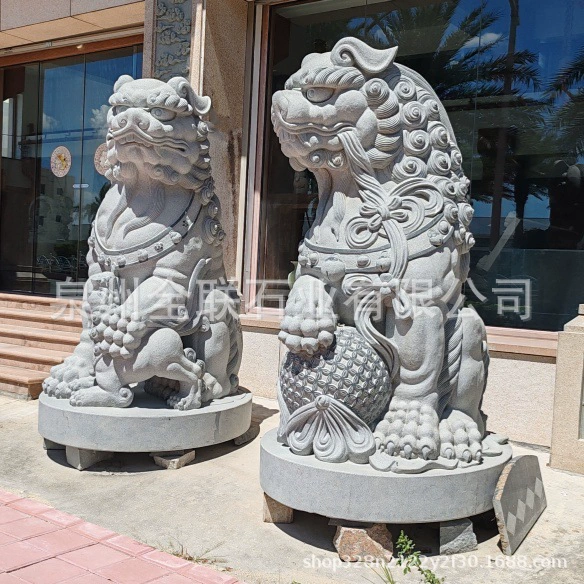 Каменные резные львы дарят деньги львам