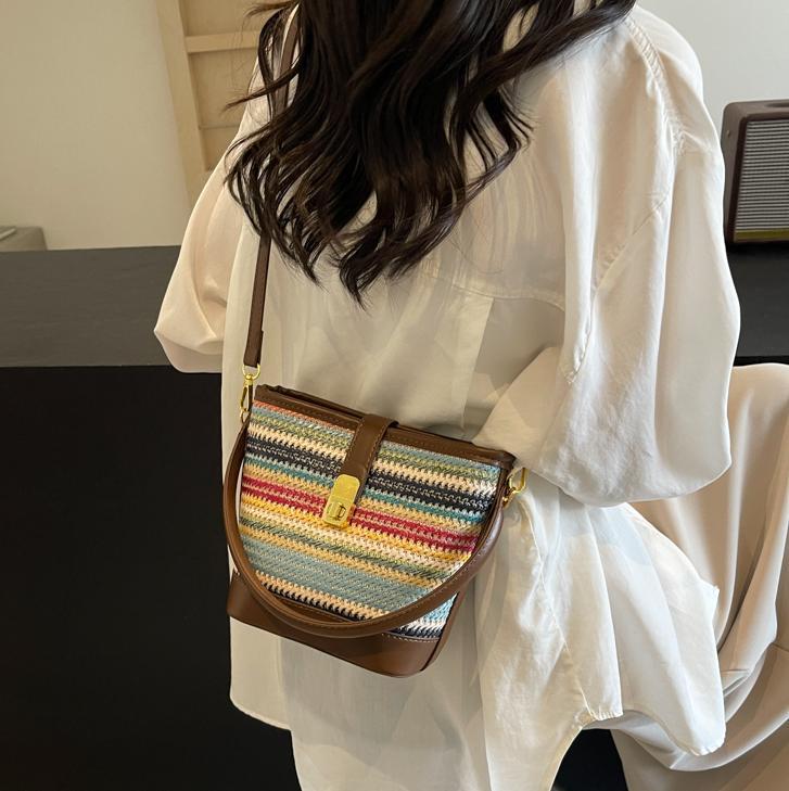 Verano popular bolso de cubo de mano super caliente para mujeres 2025 nuevo estilo de moda simple tejido de alta sensación de hombro mochila