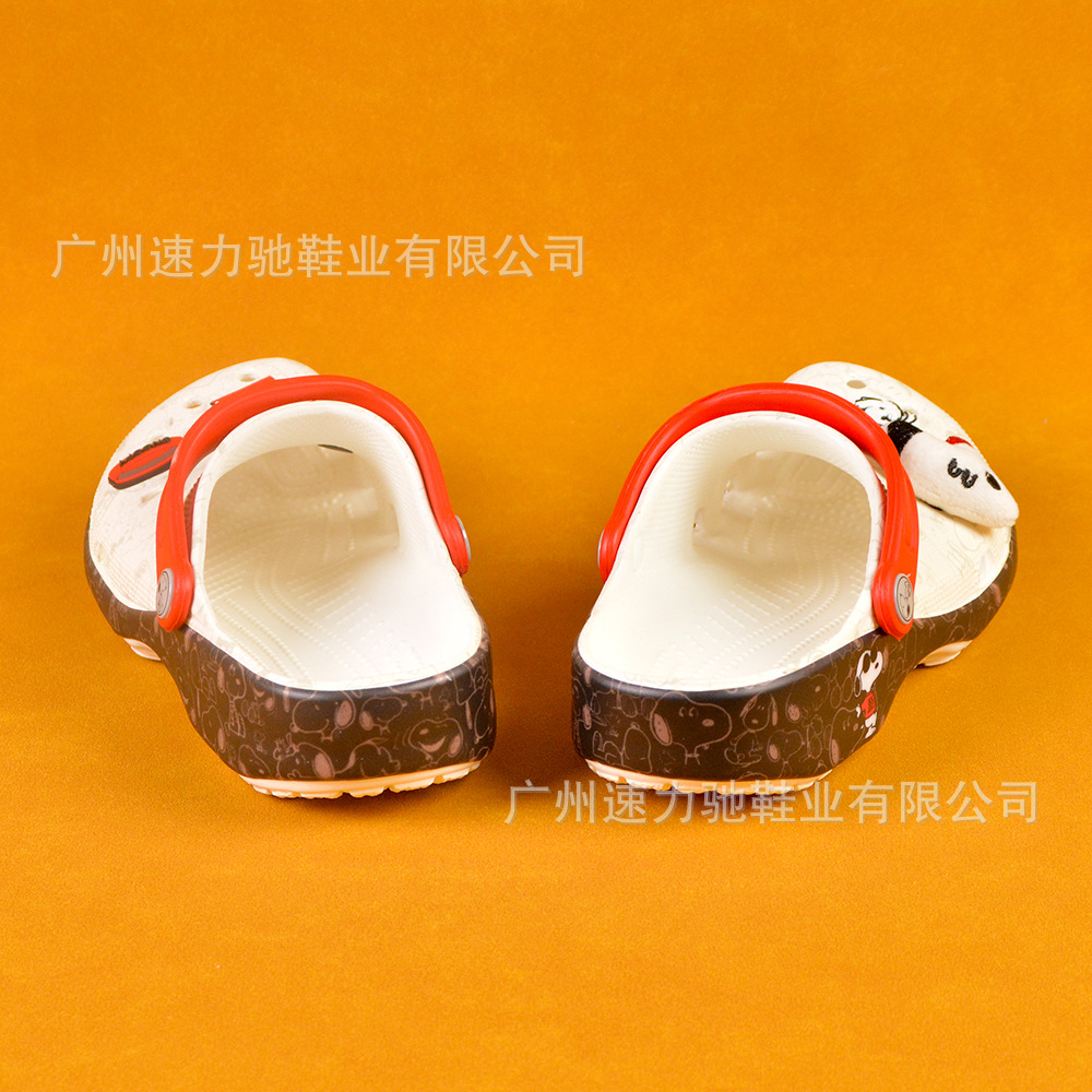 Zapatos con agujeros para niños de marca compartida de Snoopy de segunda generación, zapatos de playa geniales, zapatillas de Baotou personalizadas casuales antideslizantes y transpirables