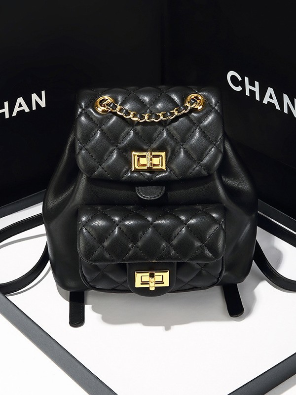 Korean Style Niche Textured Backpack 2026 New Fashion Quilted Bag for Women Versatile Chain Backpack for Commuting