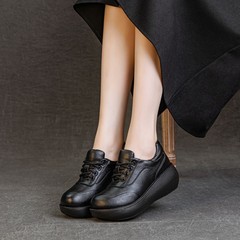 厚い底のひもは靴の柔らかい底を揺すって快適です。