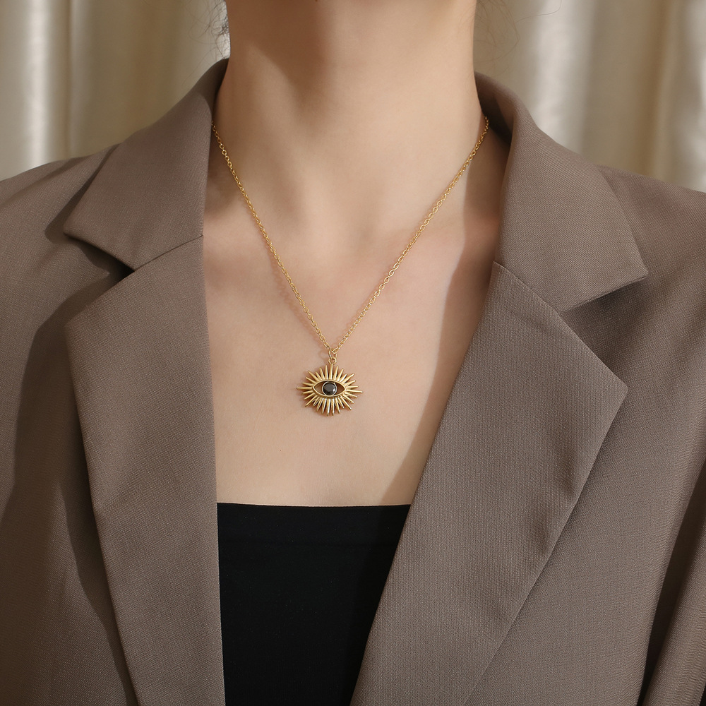 Model Show Devil'S Eye Inlay Zircon Pendant Necklace