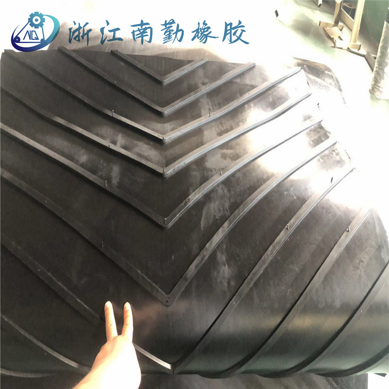 花纹橡胶输送带 凸人字形防滑输送带 八字输送带 环形尼龙输送带