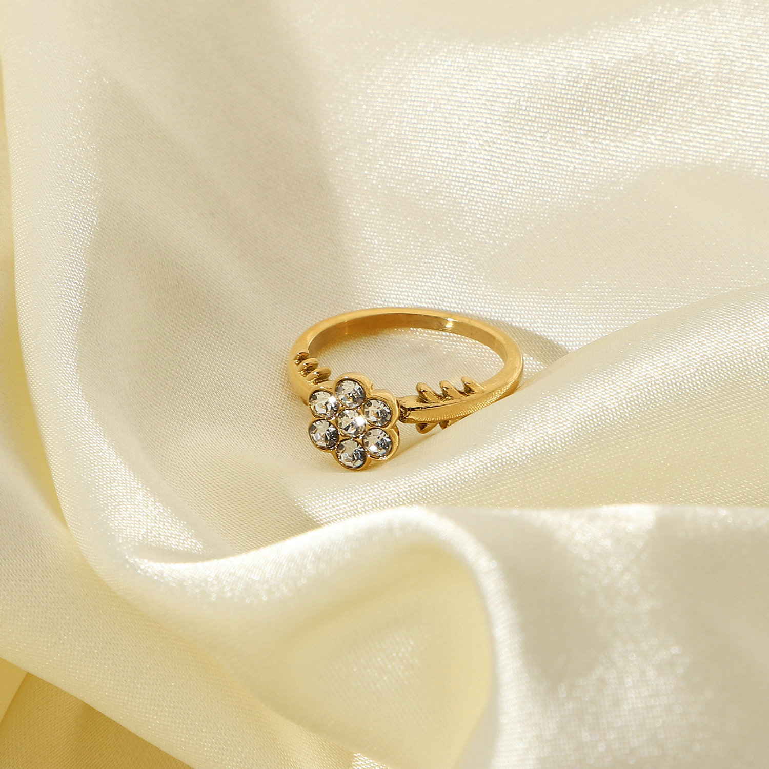 Fashion Snowflake Gold-plated Zircon Stainless Steel Ring display picture 5
