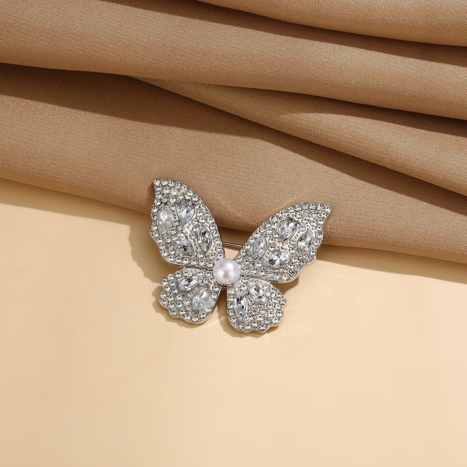 Broche papillon en perle et strass accessoire de mode_voghion.com
