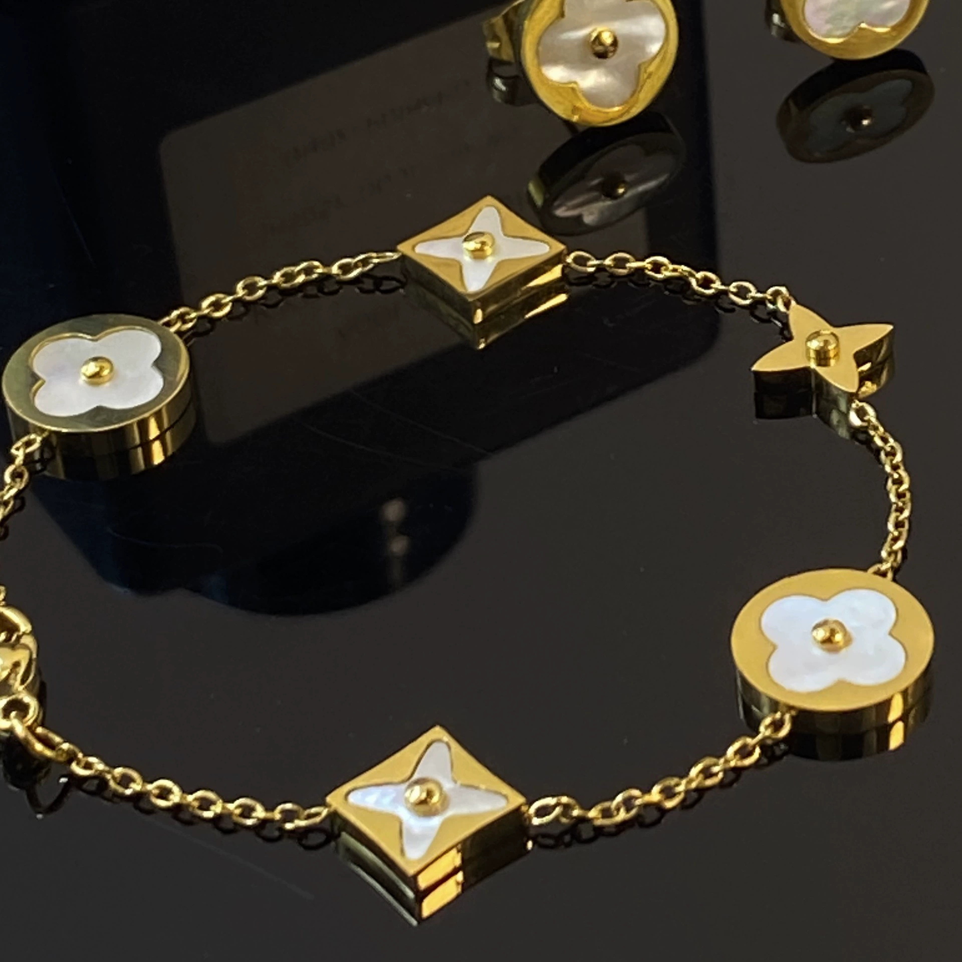 Nuevo acero de titanio en caliente blanco concha de cuatro hojas collar de hierba para mujeres ins estilo universal nicho 18K oro no se desvanece joyería