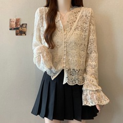 Vネックのラッパの長袖レースのシャツの女性は春の中に重ねて着ます。