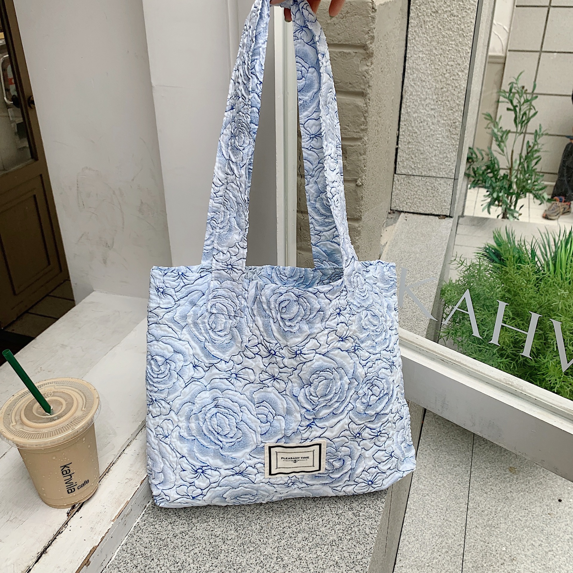 Wholesale of 25244 Jacquard blue rose large-capacity portable bags, clutch bags, storage bags, ladies' tote handbags details Picture