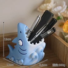 卡通鲨鱼笔筒收纳摆件装饰可爱卡通鲨鱼仰望星空收纳笔筒树脂摆件
