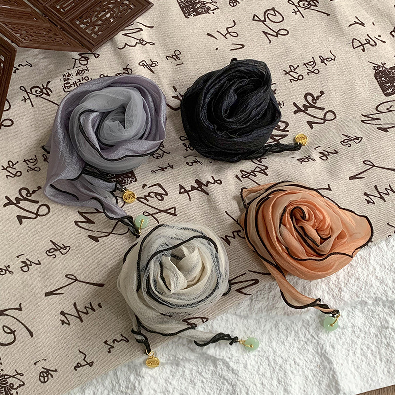 Pañuelo de seda de alta calidad nuevo estilo de verano en forma de diamante bufanda pequeña diseño de color sólido sentido colgante pequeño bufanda de estilo fino bufanda de gasa pañuelo en la cabeza