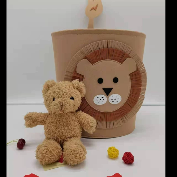 35*37cm; large lion