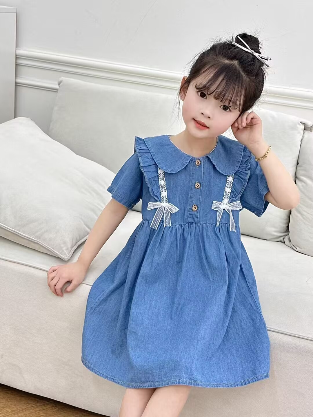 가슴 양쪽에 흰색 레이스 리본이 달린 데님 스커트