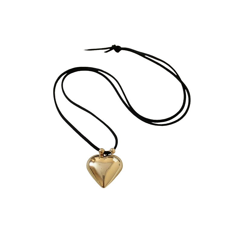 Nuevo producto Pliegues exagerados Amor Collar colgante Mujer Estilo dulce y fresco Cadena de clavícula de todo fósforo Lujo ligero Joyería de alta calidad al por mayor