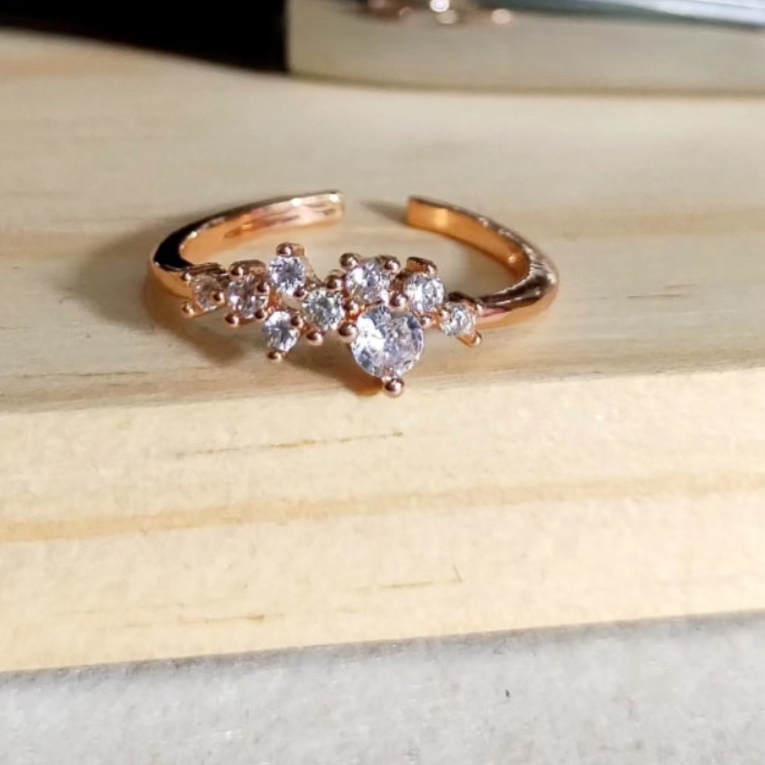 Exquisite V-shaped Zirconia Diamond Ring For Index Finger_voghion.com