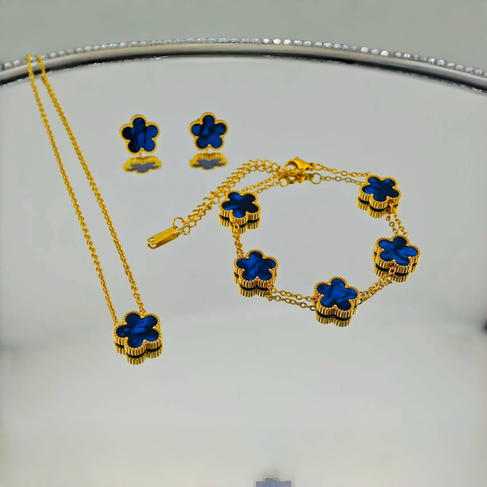 별이 빛나는 하늘 진한 파란색