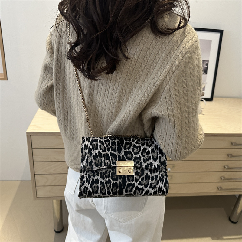 Bolso bandolera retro bolso de cadena de estilo occidental bolso personalizado femenino 2024 otoño e invierno diseño de nicho tendencia pequeño bolso cuadrado