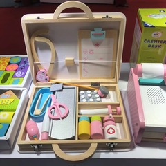 木製のままごとの組み合わせの病院の子供の木製の小さい医者の看護師のおもちゃのセットの幼稚園の医療の箱