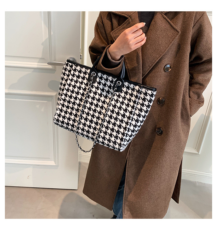 High-grade Chain Shoulder Large Capacity Tote Bag 2021 New Bags Women's Commuter Houndstooth Portable Big Bag display picture 4