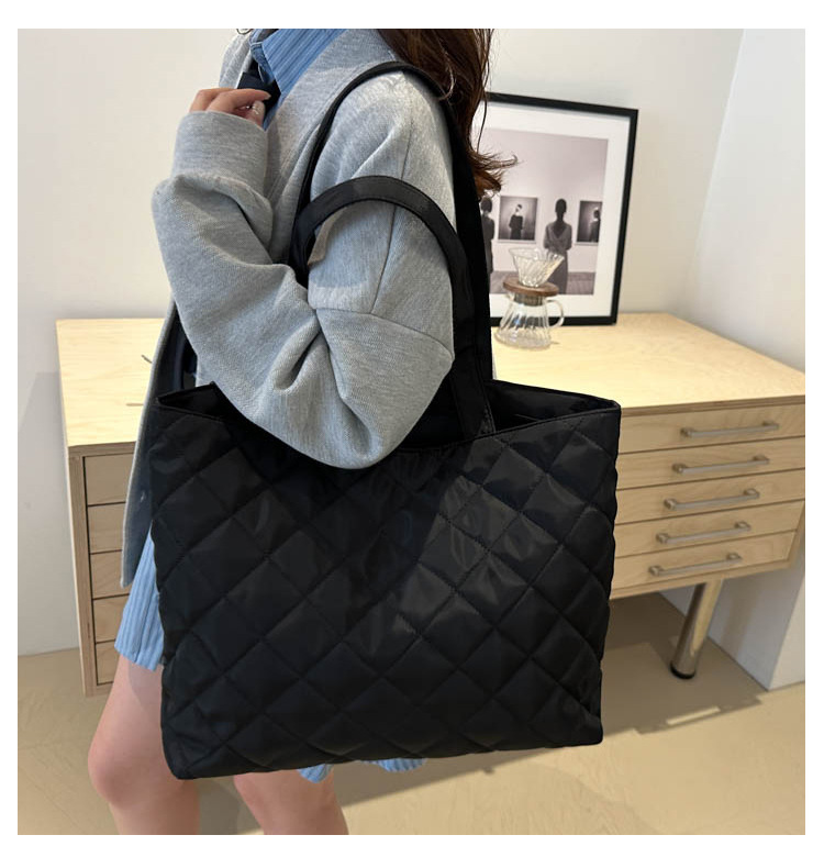 A new large-capacity diamond-shaped commuter handbag and fashionable single-shoulder tote bag for women in the niche cotton-padded jacket bag for autumn and winter 2024 undefined