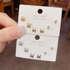 高級感が洗練されていて、シンプルなファッションにジルコンを入れています。
