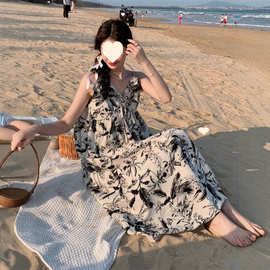 水墨画碎花吊带连衣裙子夏季女法式小众宽松慵懒风过膝长款沙滩裙