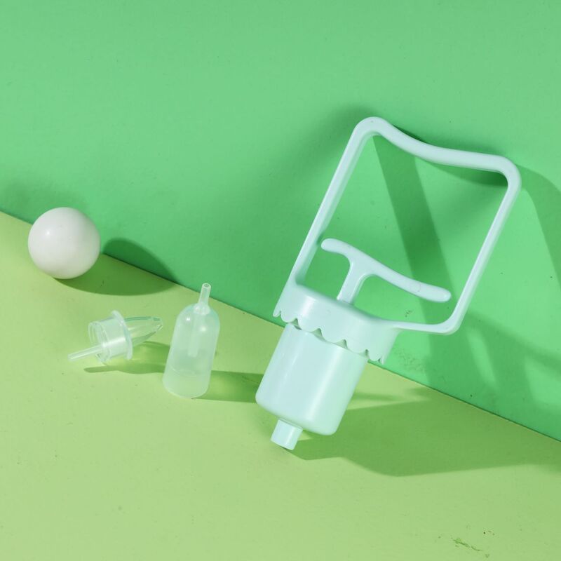 赤ちゃんの手動手は陰圧式の鼻吸い器を手にします。新生児の赤ちゃんは鼻を通して鼻水を吸い取ります。|undefined