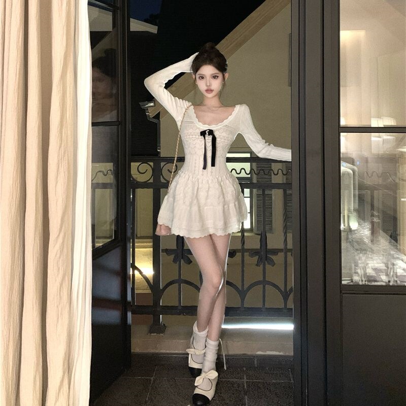 French-style sweet lace dress, new summer model with ruffled small flutter sleeves, A-line skirt with a stylish waist-cinching design for women French-style sweet lace dress, new summer model with ruffled small flutter sleeves, A-line skirt with a stylish waist-cinching design for women