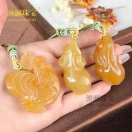 天然云南黄龙玉十二生肖连年有余马生肖本命年平安牌黄玉吊坠批发