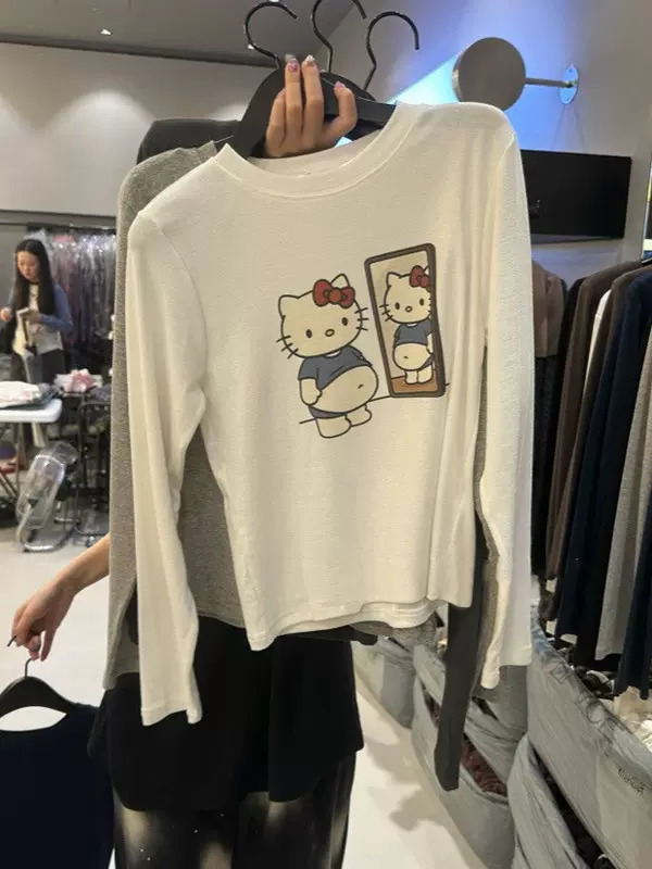 เสื้อยืดยืดหยุ่นลายการ์ตูนเฮลโลคิตตี ฤดูใบไม้ร่วงปี 2026 คอรอบ แขนยาว ทรงสลิมฟิต แบบสั้น ใส่ได้หลายโอกาส