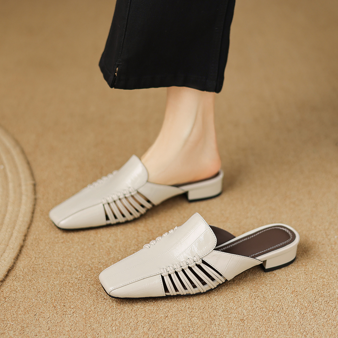 Dép sandal nữ quai chữ V bệt mũi tròn phong cách vintage — đen
