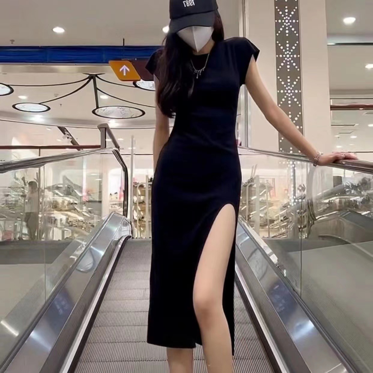 Vestido de camiseta de manga corta de chica caliente para mujer verano 2023 nuevo vestido MIDI sexy dividido negro sobre la rodilla