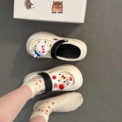 ファッションのかわいいアニメの穴の靴の女性は春夏の新型の厚い底を着て高くなります。