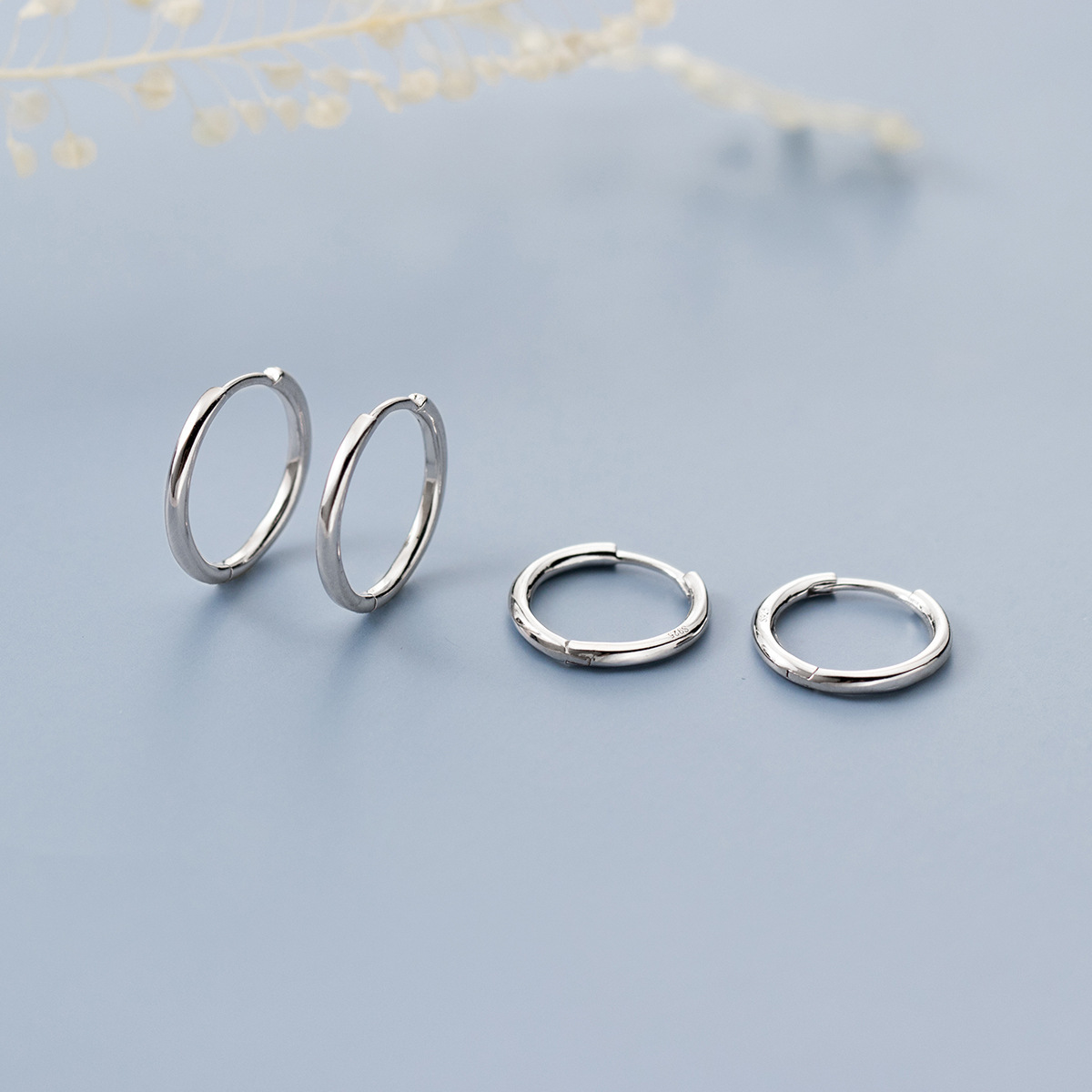 Eloch S925 plata moda moda hombre y mujer en la calle simple con líneas brillantes botones de orejas redondas M05958