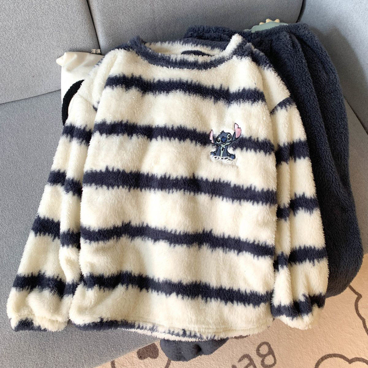 Fábrica al por mayor otoño y invierno nuevo estilo de rayas simple pijama de cuello redondo más terciopelo grueso coral terciopelo franela ropa doméstica