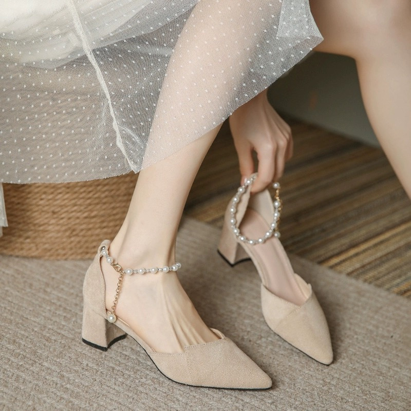 Tacones altos para mujeres 2026 nuevos tacones de hadas de viento medio tacones gruesos chicas de viaje agudos franceses zapatos de perlas individuales para mujeres