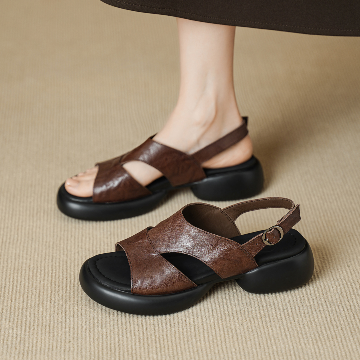 Sandal nữ hở mũi đế dày 4 cm da cừu quai chữ T khóa — màu nâu
