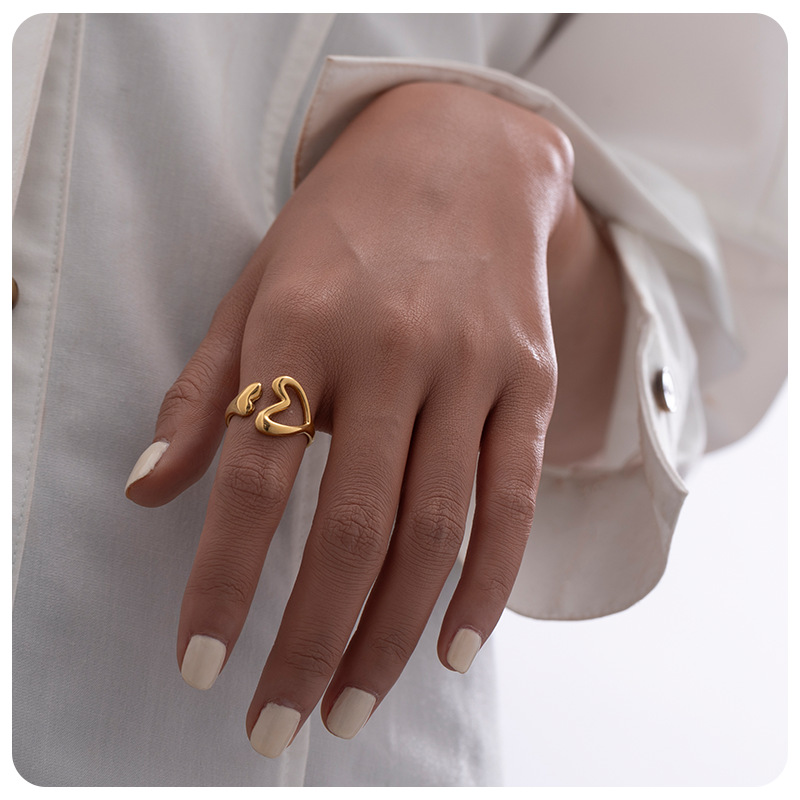 Tina transfronteriza simple nicho hueco amor de acero inoxidable abierto anillo de moda femenina en anillo de acero de titanio