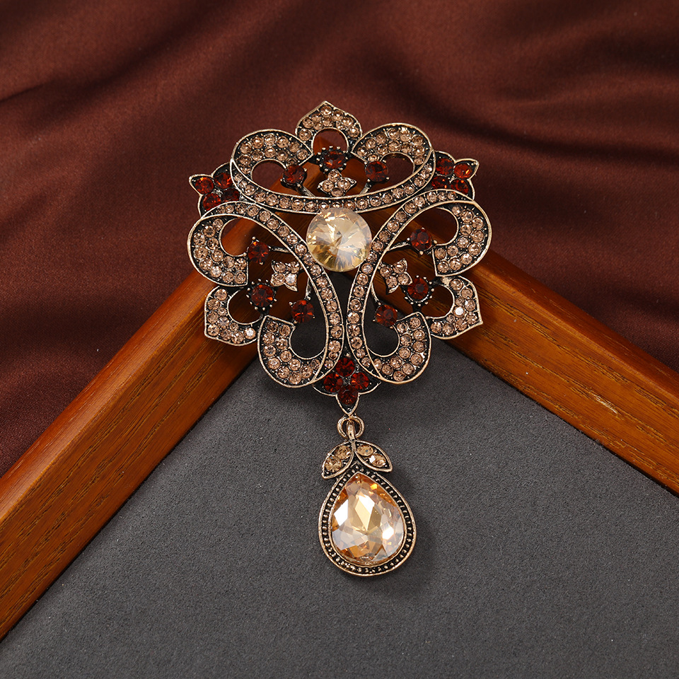 Creative rhinestone Baroque hollow pendant brooch women's simple atmospheric hollow suit pin accessories