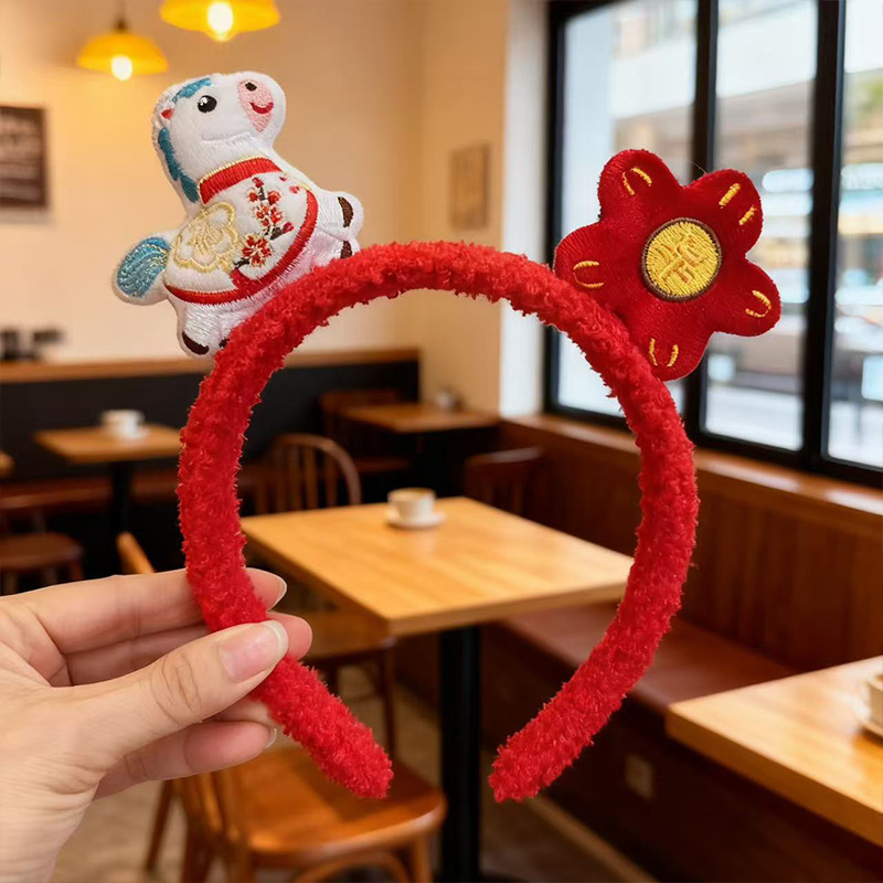 Nuevo lindo Año del Caballo festivo de peluche para las mujeres Año Nuevo lavar la cara de Navidad presión de cabello para la atmósfera de tocado rojo