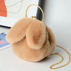 ぬいぐるみのショルダーバッグの女性は斜めのショルダーバッグのチェーンの携帯電話のカバンを持っています。