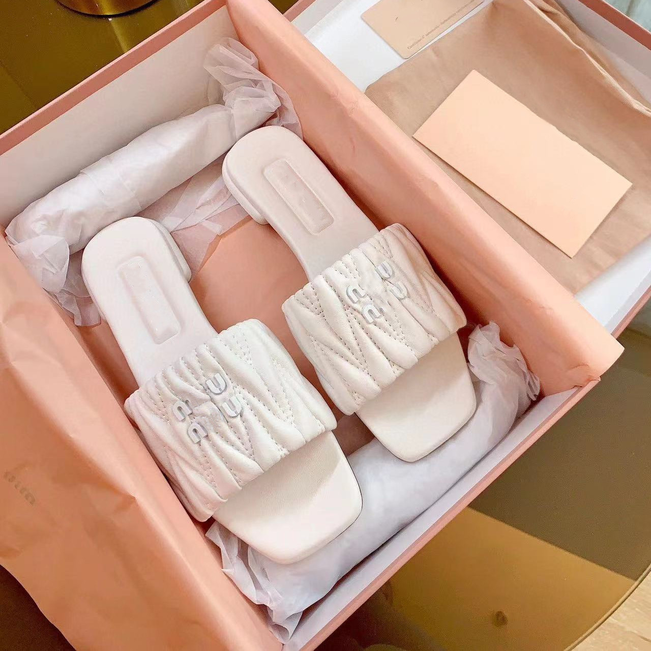 Versión alta Miao miu casa cabeza cuadrada zapatillas de una palabra mujeres verano 2023 nuevas letras de moda zapatos casuales de fondo plano mujeres