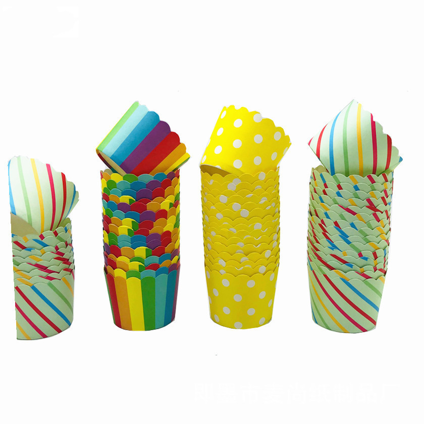 Venta al por mayor 50 tazas de papel de pastel medianas resistentes a altas temperaturas Taza de papel a prueba de aceite Taza de máquina gruesa Taza de pastel de gasa