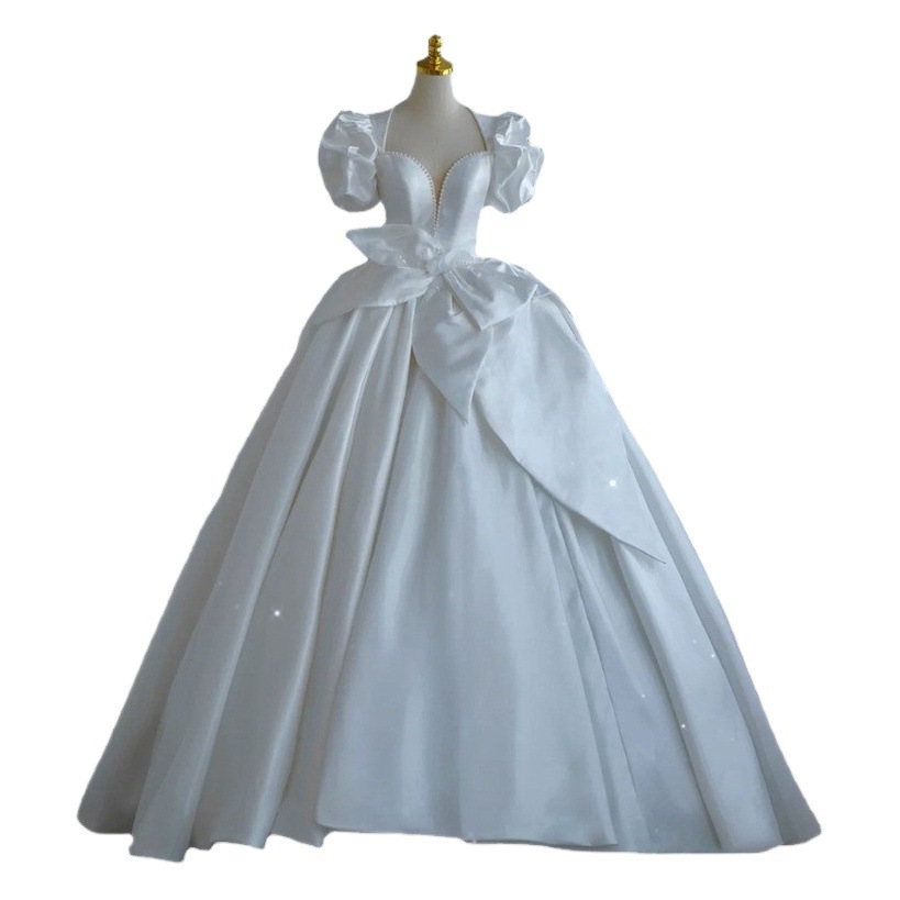 Vestido de novia de satén estilo francés, modelo nuevo de verano 2026, elegante vestido de satén de estilo hada para novias pequeñas con cola larga.