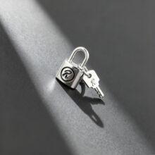 NANA同款南京锁耳钉女潮朋克R锁耳坠高级感y2k欧美风小众耳饰设计
