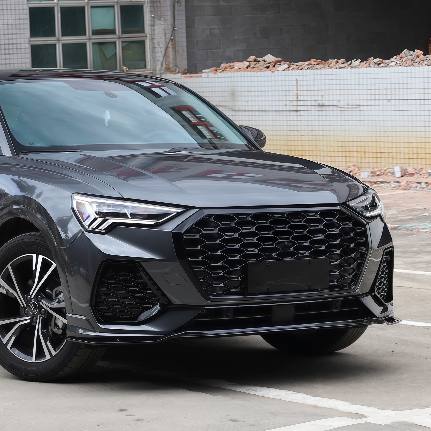 19-23 Models Are Suitable for Audi Q3 Modified Grille, Rsq3 Grille, Honeycomb Grille with Four-Wheel Drive Grille