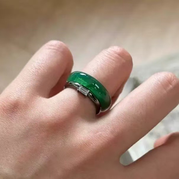 Chinesischer Stil Grüner Chalcedon Ring Mit Quadratischem Diamant_voghion.com